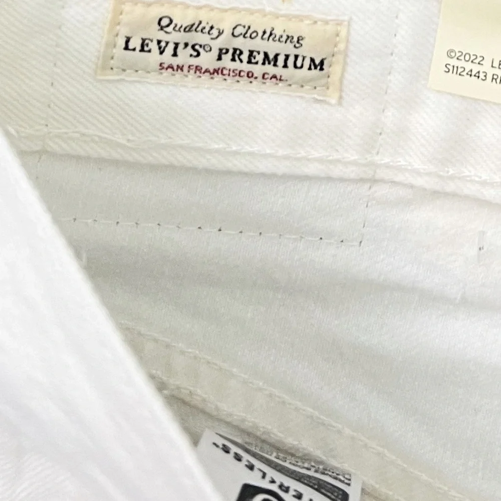 NWT Levi’s 501 High Rise Crop Jeans in Everything’s Fine White Distressed